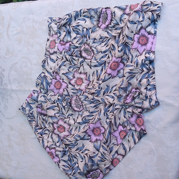 SIZE 8: H&M FLORAL SHORTS - Picture 1 of 5